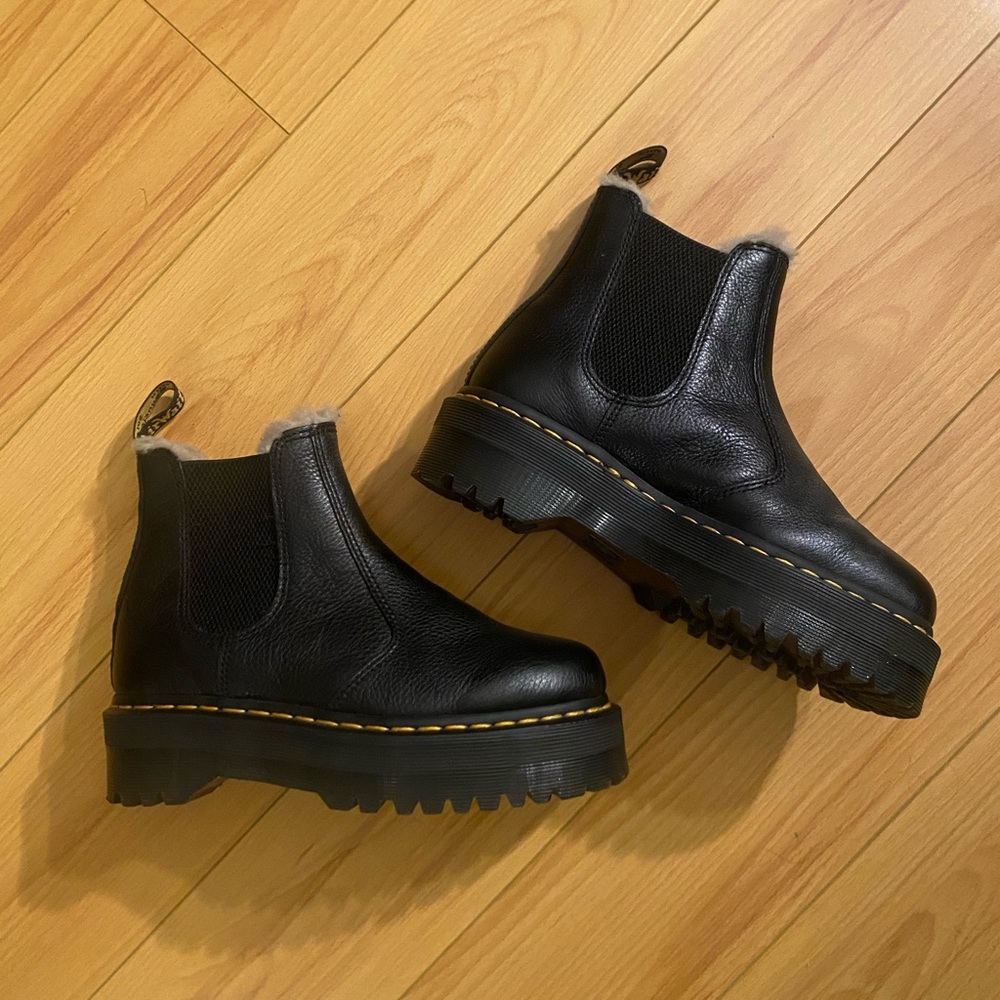 2976 SMOOTH LEATHER PLATFORM CHELSEA BOOTS DR. MARTENS